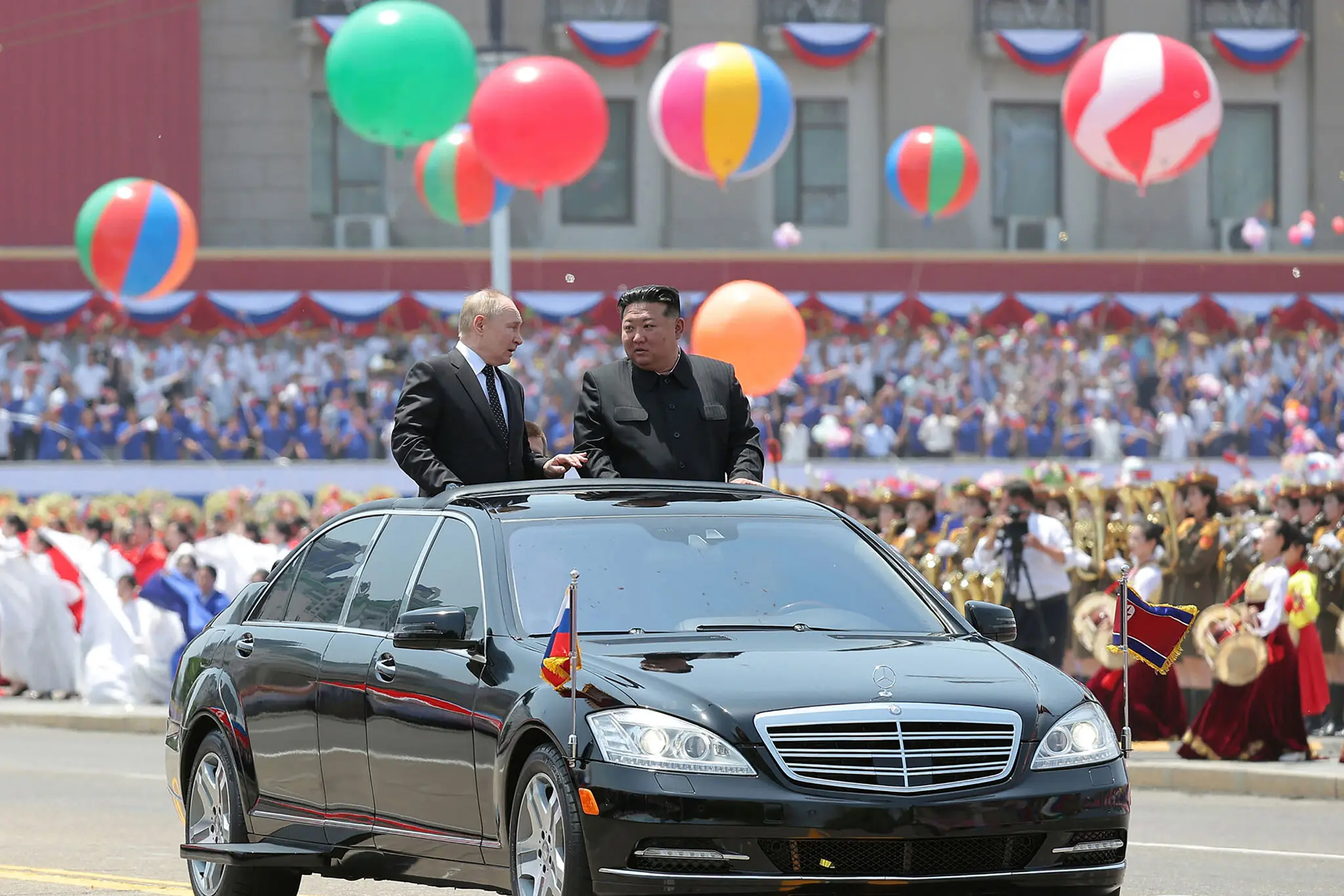 Пан Путін і пан Кім на церемонії на площі Кім Ір Сена в Пхеньяні в середу, на цій фотографії, наданій державними ЗМІ Північної Кореї.